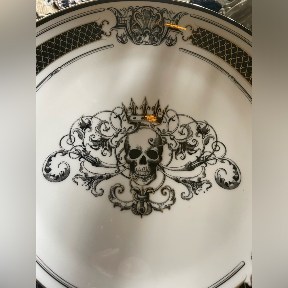 GRACE TEAWARE NWOT Crowned Skull Gothic Design Fine Porcelain Cake Pedestal - Picture 9 of 11